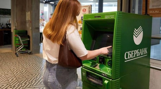 «Подозрительными банк считает операции, необычные для конкретного человека. Например, он попытался снять деньги не с помощью пластиковой карты, как раньше, а по QR-коду через смартфон. Или, скажем, если клиент банка решит...