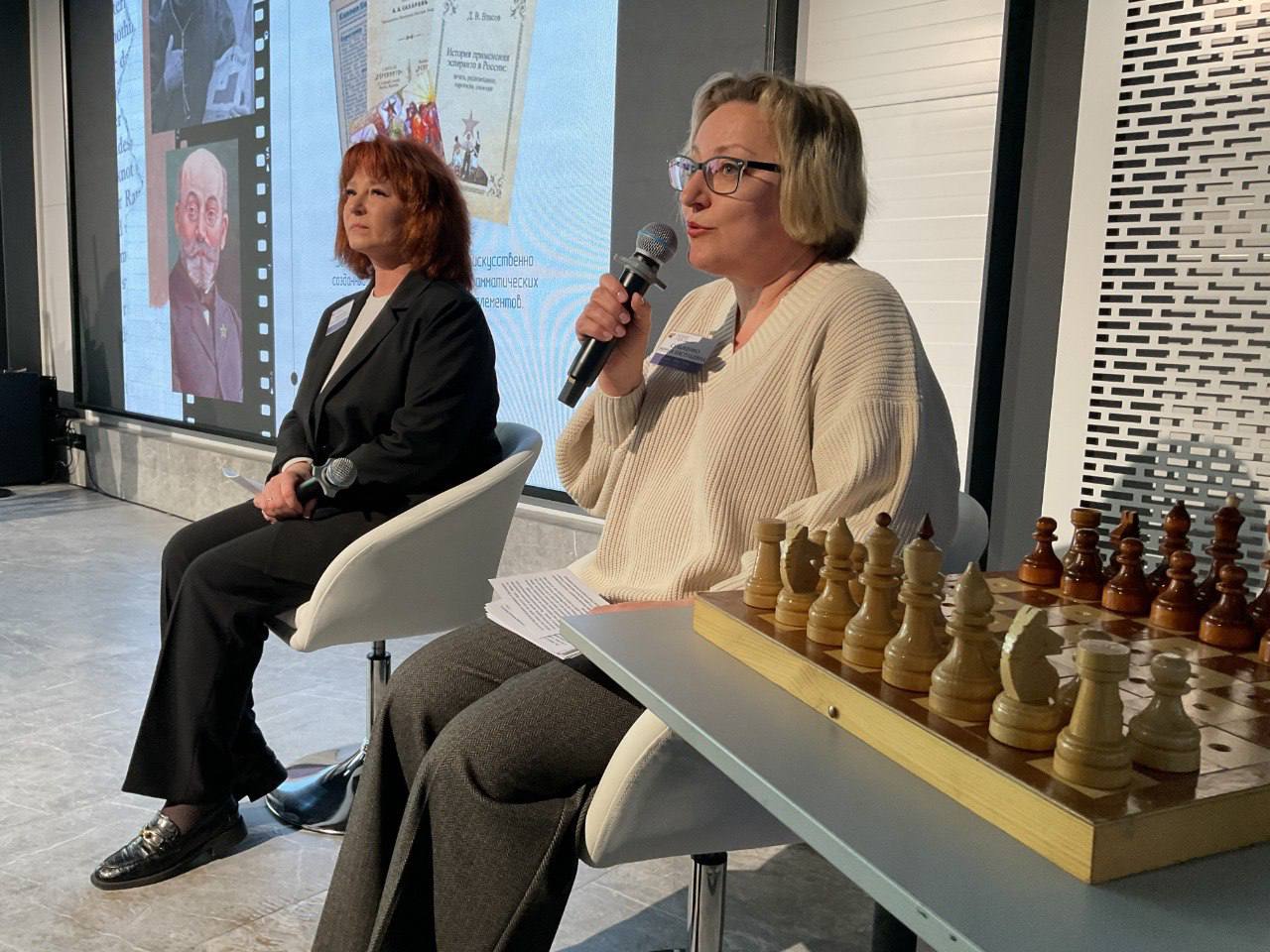 В Креатив-тауне состоялся разговор-перформанс «Непридуманные портреты. Василий Ерошенко»