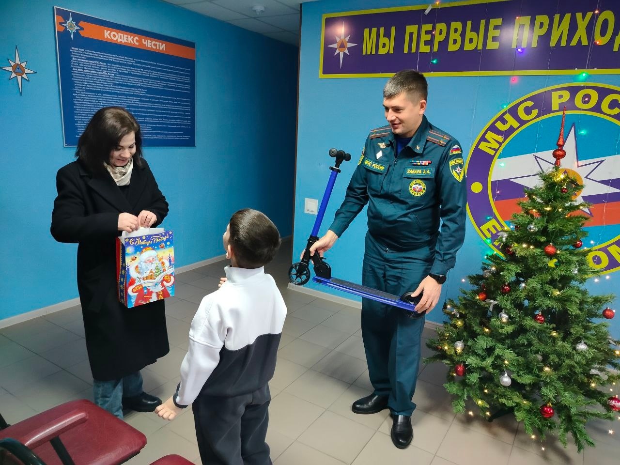 Сотрудники МЧС России исполнили новогоднее желание семилетнего Артура из Новооскольского округа