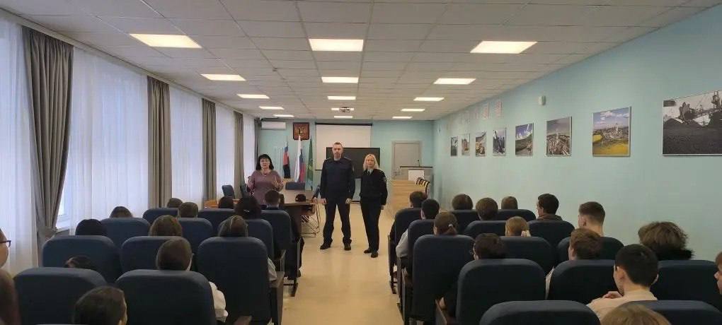 В Губкине руководитель следственного отдела встретился с учащимися колледжа