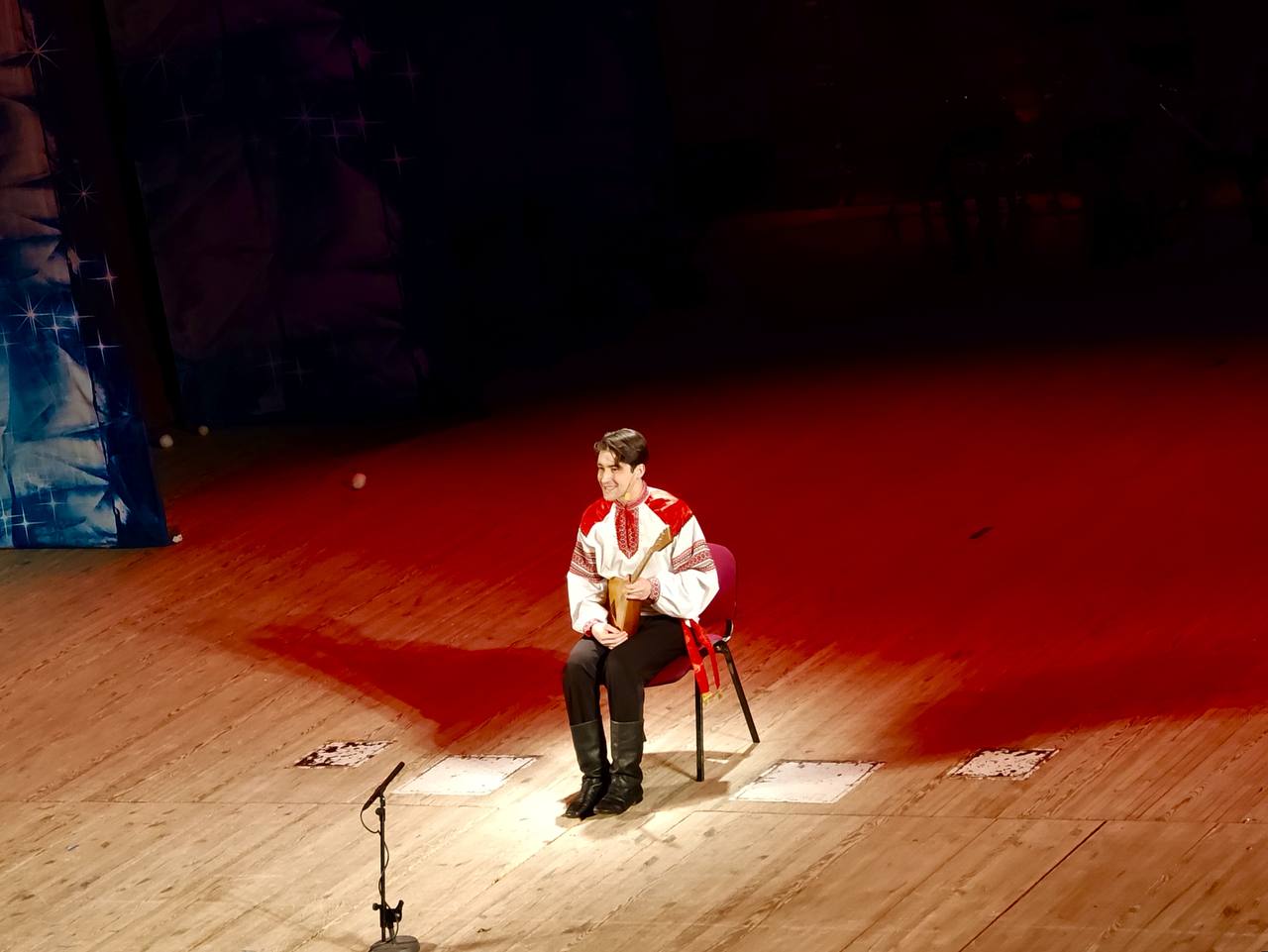 Ансамбль песни и танца «Белогорье» под управлением Юлии Черновой представил программу «Закружила зима» в Белгородской государственной филармонии