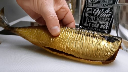 Салаты, которые исчезают за считанные минуты: пять потрясающих рецептов с рыбой