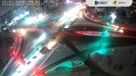 Момент аварии в областном центре, где иномарка сбила 24-летнюю девушку на пешеходном переходе, зафиксировали городские камеры