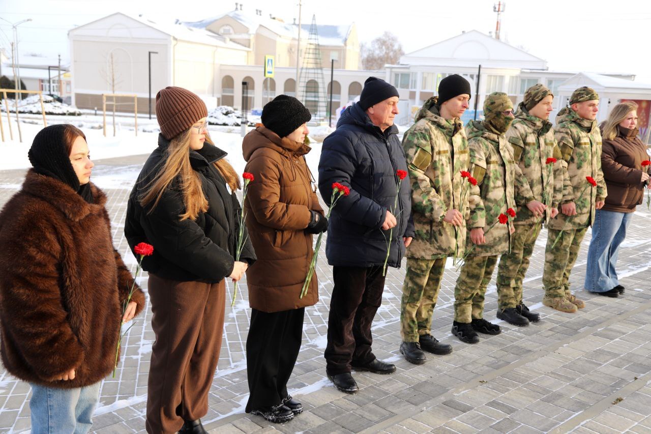 Сегодня наша страна склоняет головы в память о великом и трагическом подвиге — мы отмечаем День полного освобождения Ленинграда от фашистской блокады