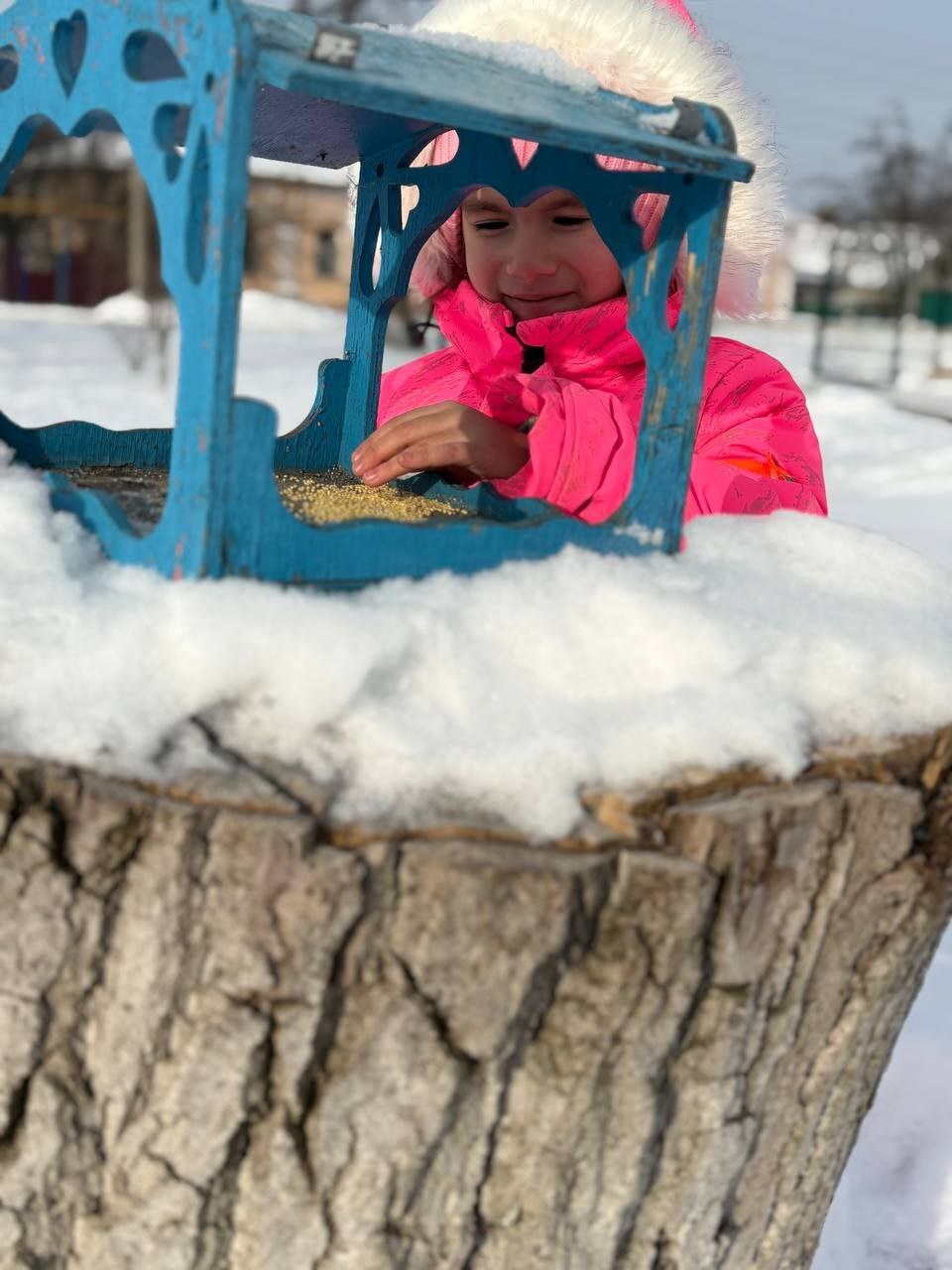 Юные краснояружцы с радостью заботятся о пернатых друзьях