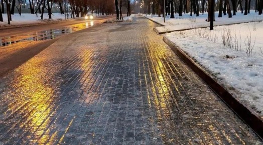 Из?за ледяного дождя в Белгородской области дополнительно обрабатывают дороги и тротуары