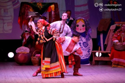 «Оскольская ярмарка». «Завалинка», профессиональный ансамбль песни и танца Центра культурного развития «Горняк», выступил перед старооскольцами с ярким музыкальным спектаклем «Оскольская ярмарка. Торговый день на Верхней...