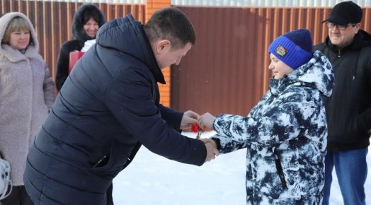 Многодетная семья переехала в новый дом в Красной Яруге