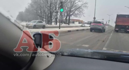 Легковушка врезалась в столб на разделительной полосе неподалёку от Белгорода