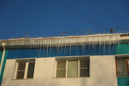 Друзья, напоминаем, что с установившейся тёплой погодой возрастает риск обрушения снежных масс и сосулек с крыш зданий