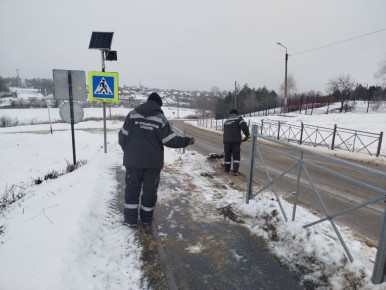 Коммунальные службы нашего округа усиленно работают над обеспечением безопасного передвижения транспорта и пешеходов
