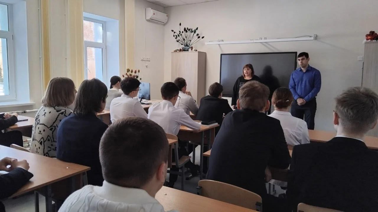 В Воронежском областном училище культуры имени А.С. Суворина в городе Бобров прошла встреча студентов выпускных педагогических групп с представителями МБУ ДО «Детская школа искусств» нашего округа