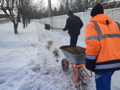 Владимир Переверзев: Из-за ледяного дождя дороги и тротуары в Борисовке стали особенно опасными