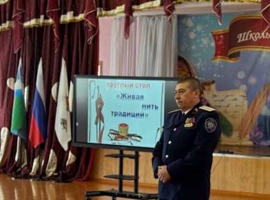 В актовом зале ОГБОУ «Вейделевская СОШ» состоялась познавательная встреча учащихся 7х и 9х классов с представителями Вейделевского казачества