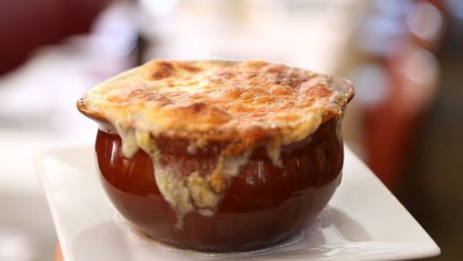 От еды бедняков до изысканного лакомства: готовим луковый суп с гренками