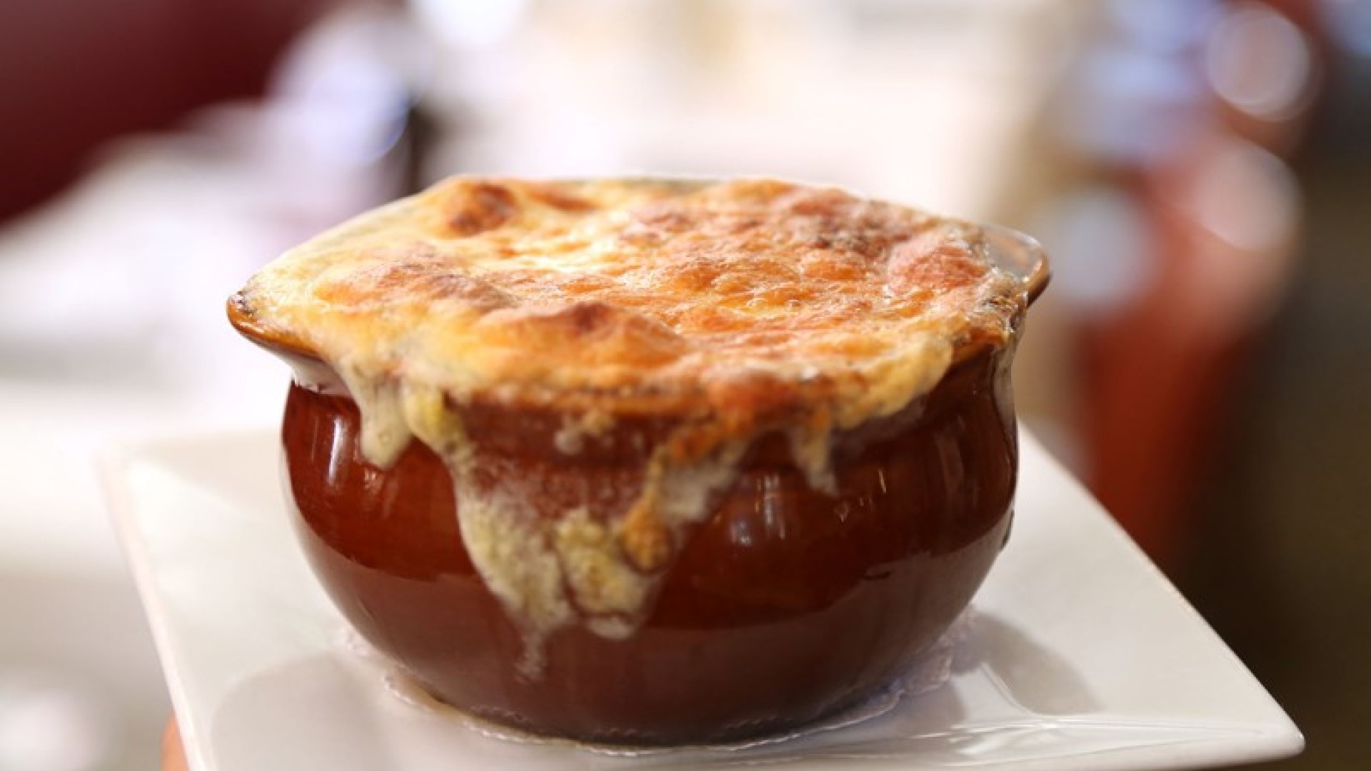 От еды бедняков до изысканного лакомства: готовим луковый суп с гренками