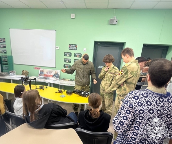 Спецназ Росгвардии провел урок мужества для белгородских кадет в рамках празднования 10-летия ведомства