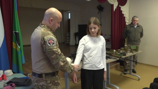 В Губкине бойцы самообороны провели для школьников урок первой помощи