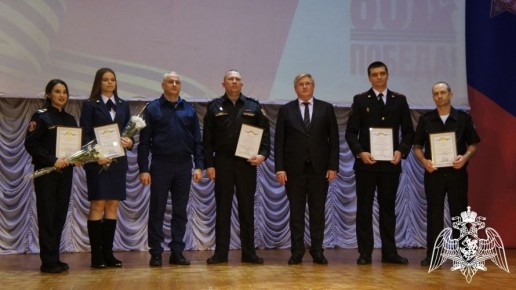 В Белгородской области сотрудникам Росгвардии вручили награды за вклад в патриотическое воспитание и общественную безопасность