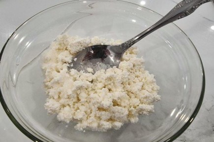 Как приготовить творог из кефира дома: простой рецепт полезного завтрака