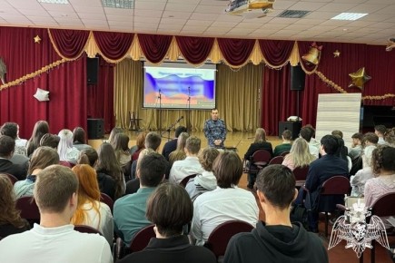 В рамках акции «Дни Росгвардии» в гимназии Белгородского района прошла профориентационная встреча с представителем ведомства