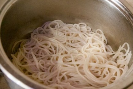 Как вкусно и просто использовать остатки макарон: выбрасывать не придется