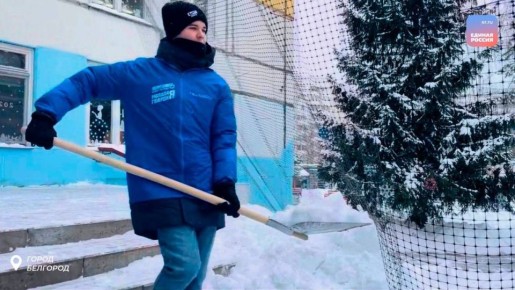 Снежный десант в действии: молодогвардейцы помогают в уборке снега