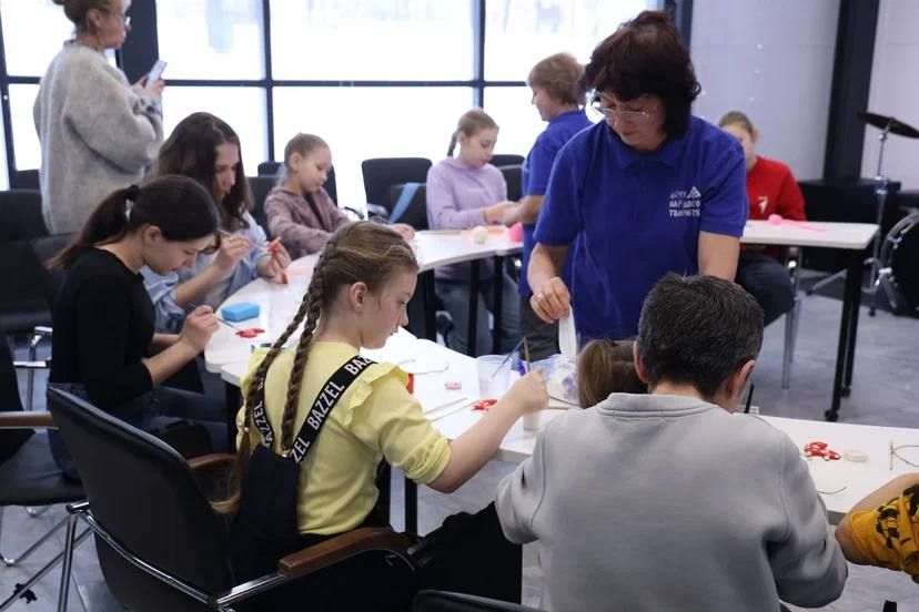 В «Креатив Тауне» проходит День народного творчества: выставки, мастер-классы и яркие перформансы