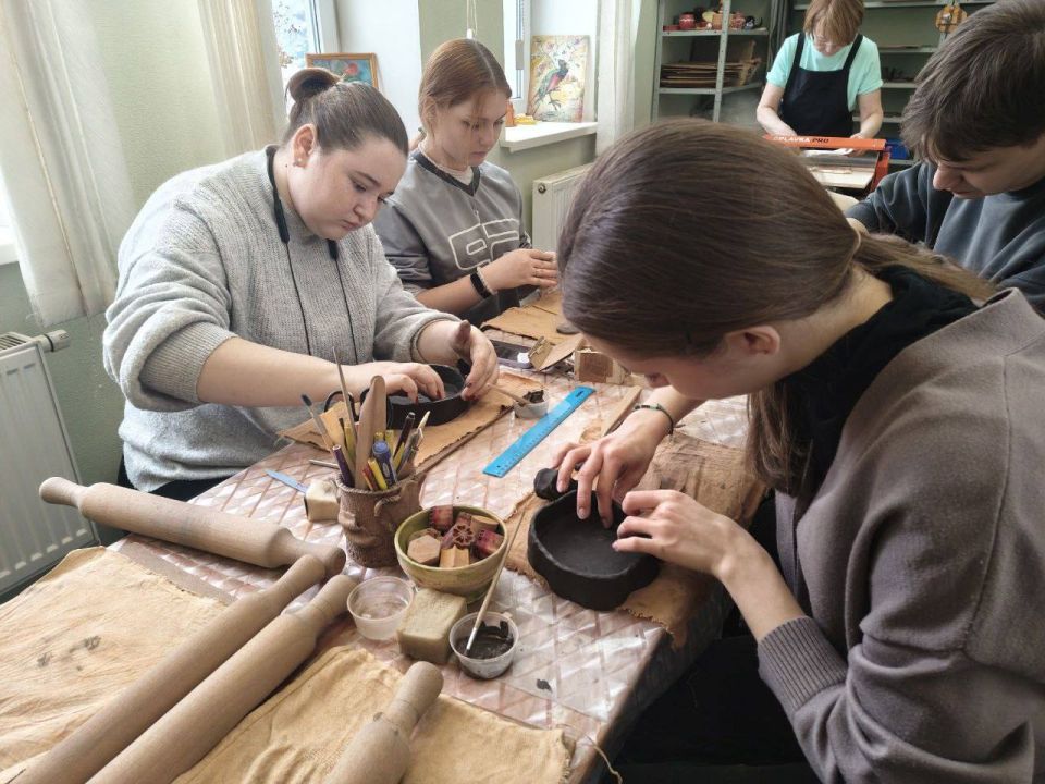 В Белгородском художественном музее каждую субботу проходят занятия «Школы керамики» — здесь участники осваивают азы работы с глиной, создают и расписывают свои уникальные изделия