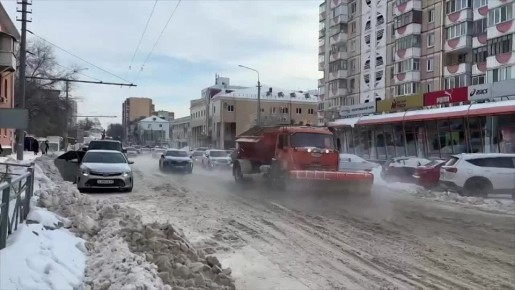 Специалисты Белгорблагоустройства устранили ледяную корку на месте порыва трубы горячего водоснабжения на проспекте Славы и улице Преображенской