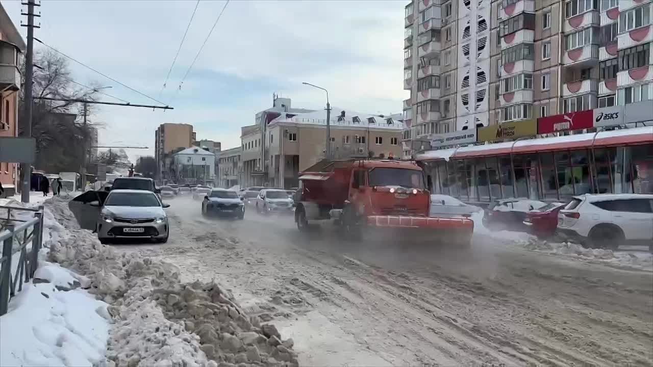 Специалисты Белгорблагоустройства устранили ледяную корку на месте порыва трубы горячего водоснабжения на проспекте Славы и улице Преображенской