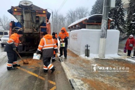 Несмотря на сильные морозы, работа по уборке города кипит
