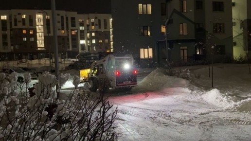 Власти отчитались о работе во время снегопада и объяснили, почему техника выходит на дороги не сразу