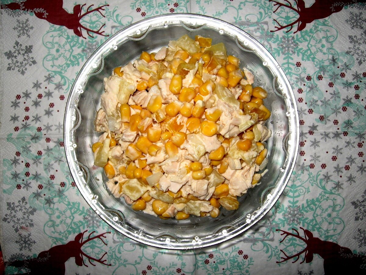 Завораживающий салат с курицей и ананасами для новогоднего стола