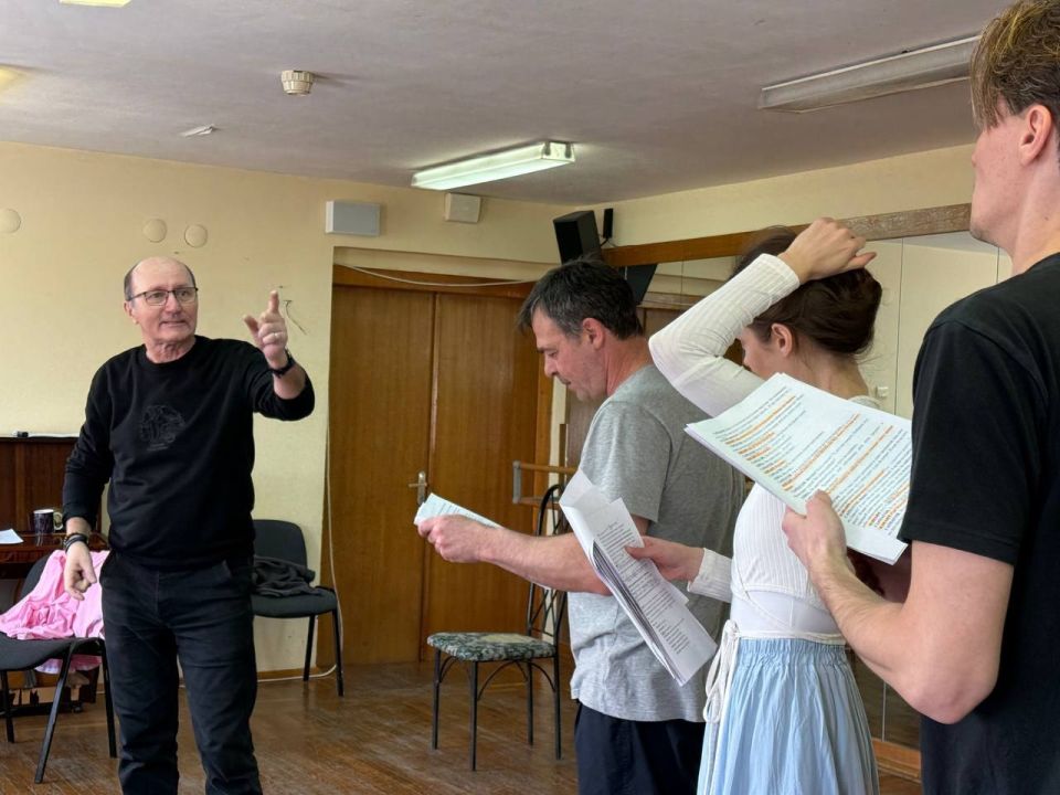 В Белгородском государственном академическом театре имени М.С. Щепкина продолжаются репетиции спектакля «Скупой» по одноимённой пьесе Жана-Батиста Мольера