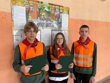В Белгородской области школьники призвали юных пешеходов стать заметнее на дороге