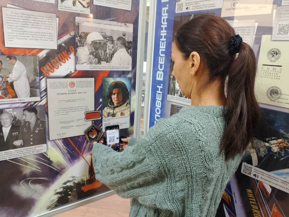 В Ивнянском историко-краеведческом музее экспонируется передвижной выставочный проект «Человек. Вселенная. Космос», посвящённый 65-летию первого полёта человека в космос