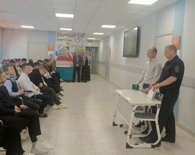 Полицейские провели в образовательных учреждениях региона уроки здоровья и цифровой грамотности