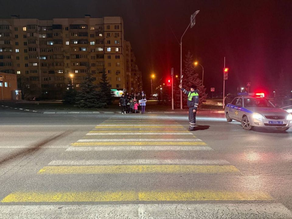 Отделение Госавтоинспекции ОМВД России "Яковлевский" информирует пешеходов, что при переходе дороги в темное время суток при отсутствии уличного освещения необходимо использовать предметы со световозвращающими элементами в...