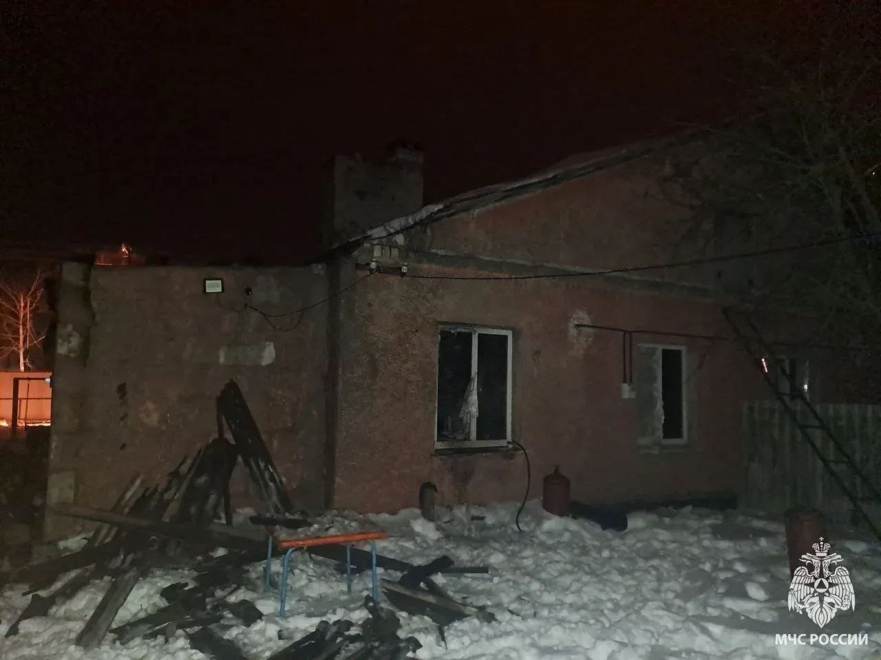 Трое детей успели выскочить, а 13-летняя девочка с младенцем на руках осталась в горящем доме