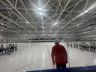 На ледовой арене «Айсберг» прошли захватывающие товарищеские игры по хоккею с шайбой, приуроченные к месячнику военнопатриотического воспитания