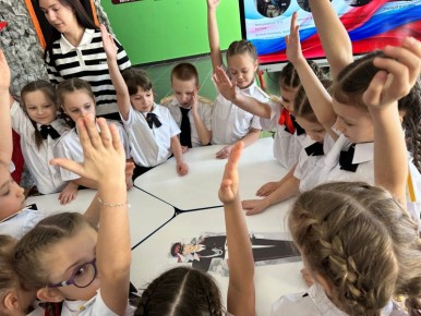 В Белгородском округе полицейские приняли участие в Уроке мужества для школьников «Связь поколений»