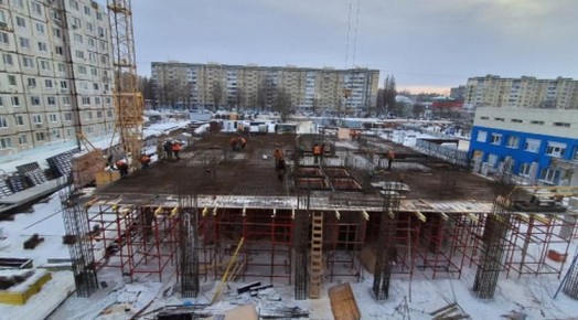 На одном из блоков нового лечебного корпуса горбольницы № 2 Белгорода монтируют кровлю