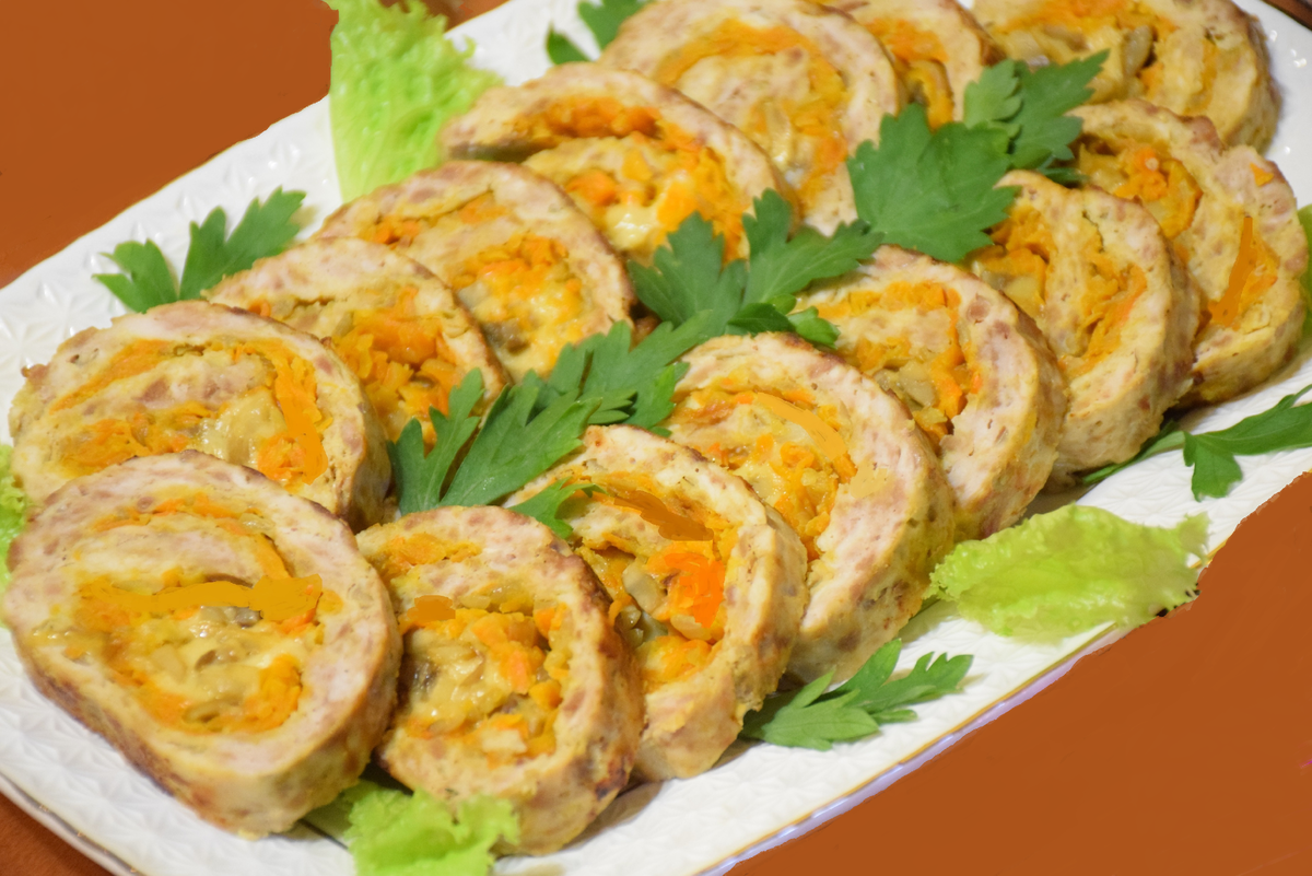 Мясной рулет с сыром и грибами