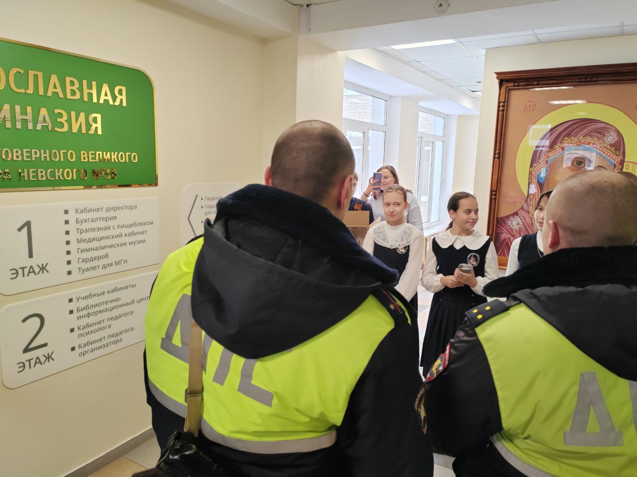 В Старом Осколе инспекторы ДПС стали гостями православной гимназии на мероприятии, посвященном Дню защитника Отечества