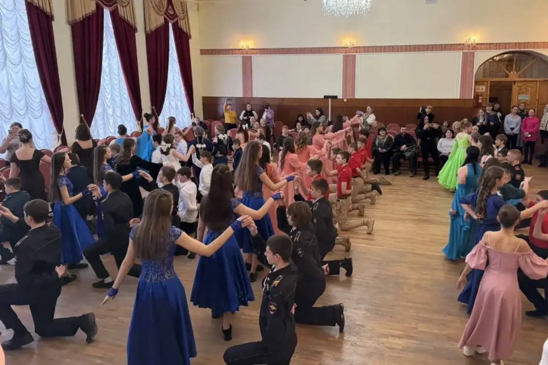 В Доме Дерябина прошел бал кадет и юнармейцев «Вера! Отечество! Честь!»