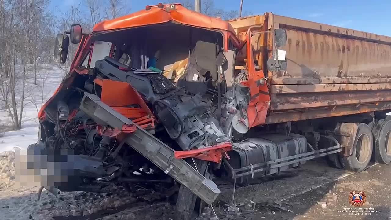 В Корочанском округе водитель большегруза наехал на припаркованный автомобиль