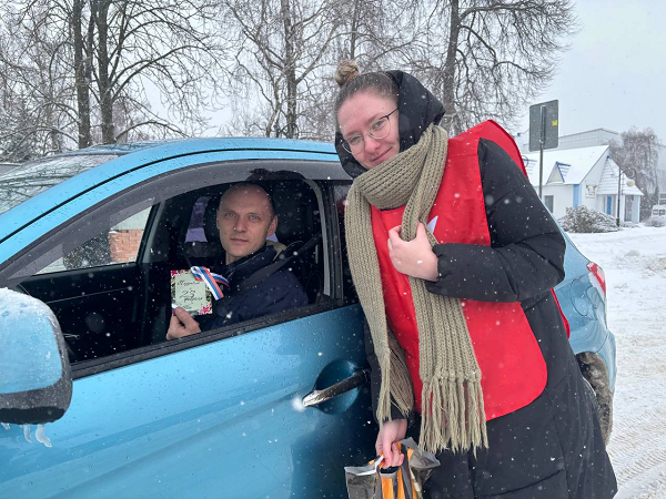 Белгородские автоинспекторы и волонтеры поздравили водителей с Днём защитника Отечества и напомнили о безопасности на дорогах