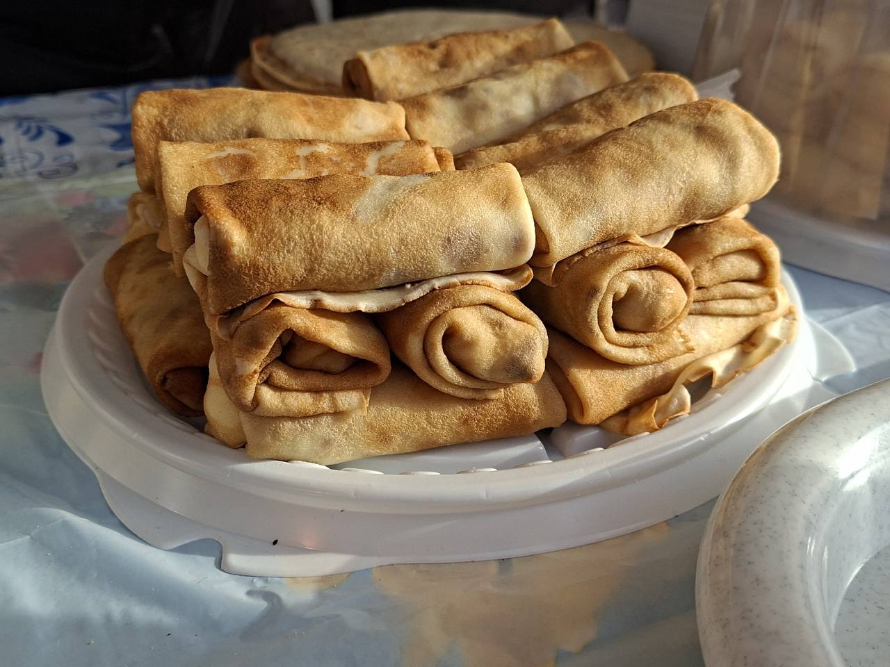 Сегодня на центральном рынке Алексеевского муниципального округа состоялась праздничная ярмарка, приуроченная к масленичной неделе