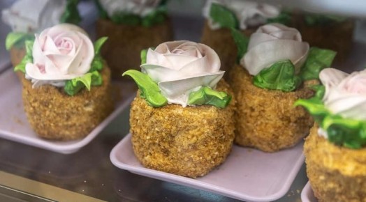 «Тяга к сладкому заложена с детства. Нас приучили, что угощение – это поощрение за чтото хорошее. К тому же торт всегда был непременным атрибутом дня рождения и подсознательно ассоциируется с праздником и хорошим...